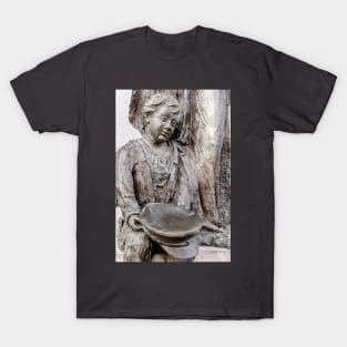 war statue T-Shirt